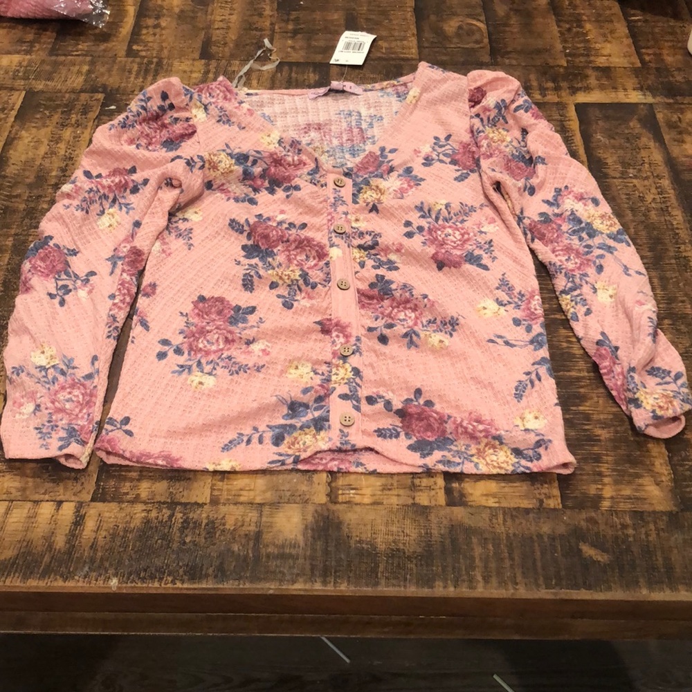 V neck long sleeve shirt